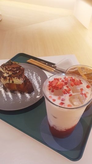 Matcha Croissant and vegan strawberry latte at Nuldam Space - 널담은공간 수원점 in Suwon