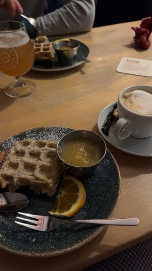 Vegane Waffel+Cappucino mit Hafermilch   at Blauer Fuchs in Freiburg