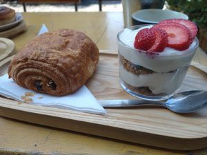 Chocoladebroodje en sojayoghurt met granola at LUDO in Ghent