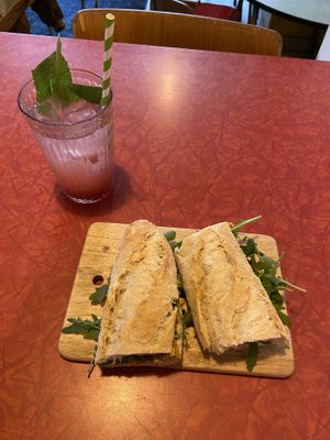 ‘Chicken’ curry sandwich, raspberry lemonade  at LUDO in Ghent
