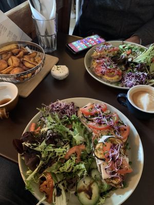 Boterham met slaatje kipcurry en cashew-mozzarella   at LUDO in Ghent