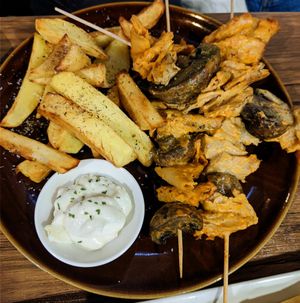 Brochetas de nopollo y patatas con alioli at Veggira in Bilbao