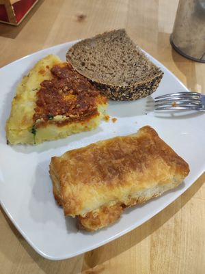 Pincho de tortilla de sobrasada y napolitana de york y queso at Veggira in Bilbao