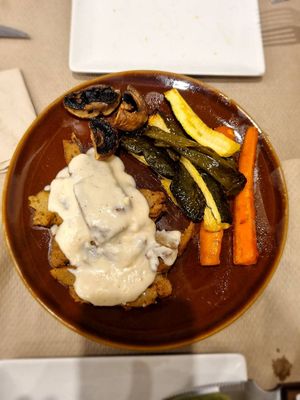 Seitan con salsa roquefort. El sabor y textura del seitan era jugoso y estaba delicioso. La salsa también, parecia que era a base de champiñones. Recomendamos este plato, sin dud at Veggira in Bilbao