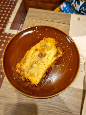 Lasaña. Unos trozos de no-carne riquísimos y jugosisismos.. Muy buen sabor. at Veggira in Bilbao