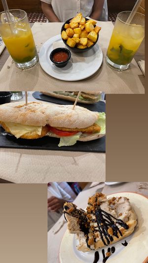 Limonada. Patatas bravas. Bocata de heura long chicken con lechuga, tomate, queso vegan y veganesa. El postre gofre con helado buenísimo todo!   at Veggira in Bilbao