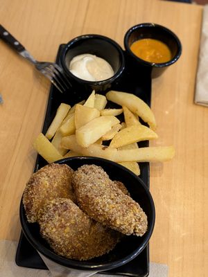 Nuggets de coliflor y soja con papas y salsa picante at Veggira in Bilbao