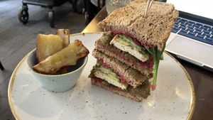 14,5€ sandwich 😵  at Chia Chill Café in Madrid