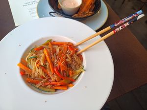 Wok de tallarines, cocción perfecta 💯 at Chia Chill Café in Madrid