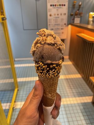 Helado sabor snicker  at Sugar Killer in Athens