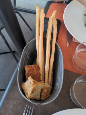 Homemade grissini and bread (partly eaten !) at Le Vitel Étonné in Turin