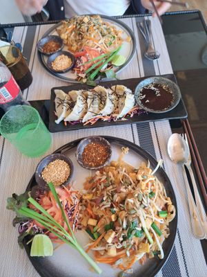 Pad thai en gyozas at Poke Bowl in Koh Chang
