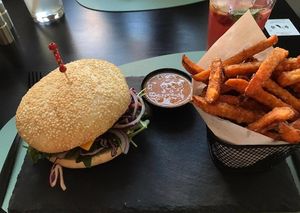 Cheese Burgerzz mit Seitan-Patty und Süßkartoffel mit Erdnuss-dip at Entrega430 X Veggiezz in Linz