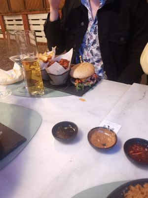 Cheeseburger with extra fries and vegetables on the side at Entrega430 X Veggiezz in Linz