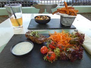Small seitan pepper steak with vegetables plus friend vegetables and sweet potato chips. at Entrega430 X Veggiezz in Linz