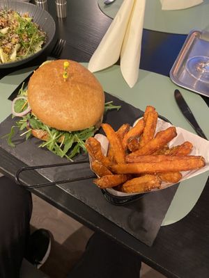 Fries and Beyond Meat burger  at Entrega430 X Veggiezz in Linz
