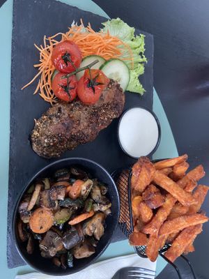 Lecker Seitan-Pfeffer-Steak mit Süßkartoffelpommen👍🏼  at Entrega430 X Veggiezz in Linz