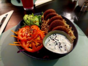 Falafel bowl with quinoa and a dill yogurt dip at Entrega430 X Veggiezz in Linz