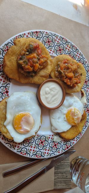 Torto con pisto y huevos, salsa es de queso. at San Jorge in Nueva