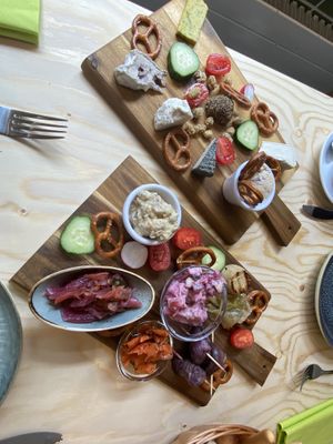 Vischplatte & Vegane Käseplatte   at Plantenköök in Bremen