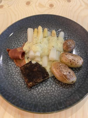 Spargel mit Kartoffeln und Soße  at Plantenköök in Bremen