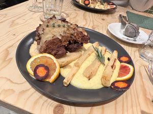 Zwiebelseitan mit Moxshire Donut und Schwarzwurzeln an Orangenhollandaise  at Plantenköök in Bremen