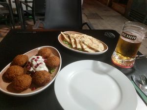 Falafel y pan at El Libanes in Tenerife