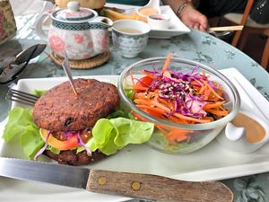muy rica la hamburguesa sin pan, cambie pararas por ensalada at May Veggie Home in Bangkok