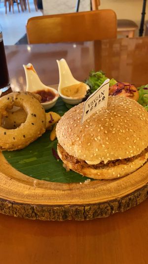BBQ Burger. the Frites and most of Onion rings are not at this Picture ( but now in my stomach 🤪) at May Veggie Home in Bangkok