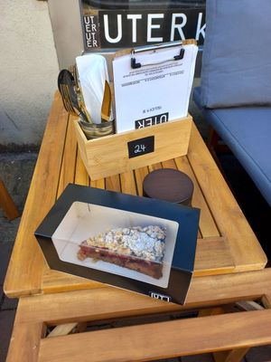 Wildberries crumble to go at UTER konditoreibar in Luebeck