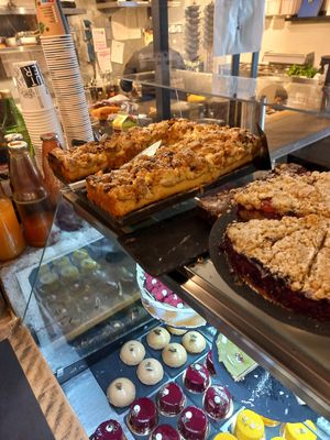 Vegan and non vegan homemade cakes at UTER konditoreibar in Luebeck