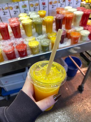 Pedi um sumo de manga e laranja (2,50€) at Mercado de La Boqueria in Barcelona