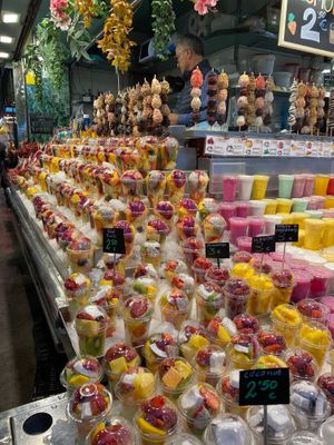 Diversas frutas e sumos at Mercado de La Boqueria in Barcelona