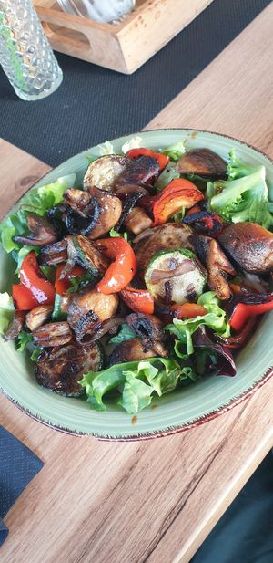 Vegane Reis Bowl mit gebratenen Gemüse at Auszeit in Ilsede