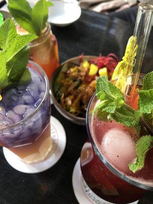 Vegan Burger and drinks (blue: soda galaxy, back: exotic love, right: redhope)  at To80 vegan in Cologne