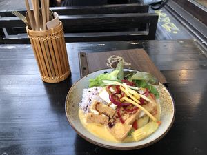 Tô Special Large Bowl (Gemüse, Salat, knuspriger Tofu, Kokosmilch, Mangocurry mit Reis / veggies, salad, crispy tofu, coconut milk, mango curry with rice)  at To80 vegan in Cologne