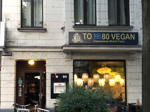 Außenbereich und Eingang / outside and entrance  at To80 vegan in Cologne