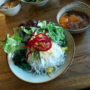 Rice noodle salad with vegan meatballs at To80 vegan in Cologne