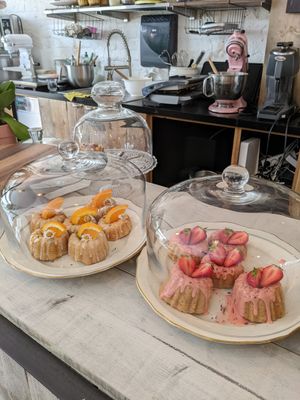 cakes at Plant Dragon in Leuven