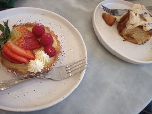 Fruit tart and cinamon roll at Plant Dragon in Leuven