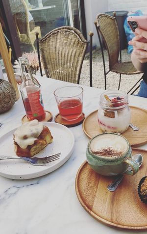 Cinnamon roll, cheesecake, cappuccino at Plant Dragon in Leuven