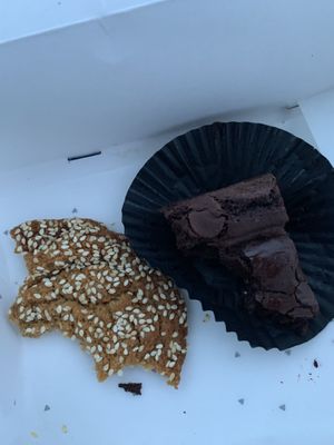 It looked so delicious I forgot to take a picture and I was right! Magnificent. 🤤 you should really try the cookie on the left.  at Plant Dragon in Leuven