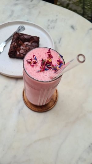 Dragon shake (strawberry) and brownie at Plant Dragon in Leuven