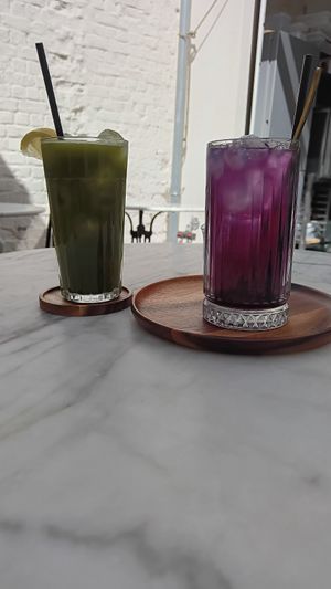 Homemade Matcha en Violet limonade at Plant Dragon in Leuven