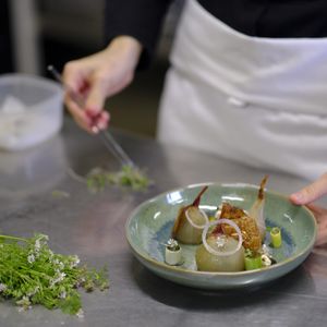 Poupées Roscoff : oignons roses farcis, chips de peau, poireau brûlé at Bulbe in Rennes