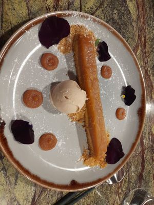 Apple crumble & ice cream - just perfect! at Jardineiro - Vegan Kitchen in Porto