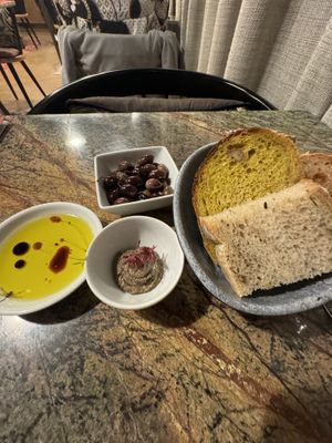 Four types of bread   at Jardineiro - Vegan Kitchen in Porto