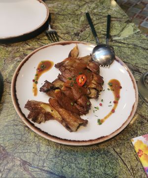 Grilled mushrooms with garlic and pepper sauce at Jardineiro - Vegan Kitchen in Porto