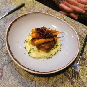 Roasted loin, mashed potatoes, glazed carrots and demi-glace sauce at Jardineiro - Vegan Kitchen in Porto
