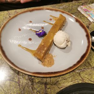 Apple crumble with cinnamon ice-cream and caramel & rum sauce at Jardineiro - Vegan Kitchen in Porto